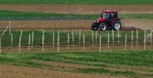 njiva-zemlja-poljoprivreda-traktor-setva_660x330